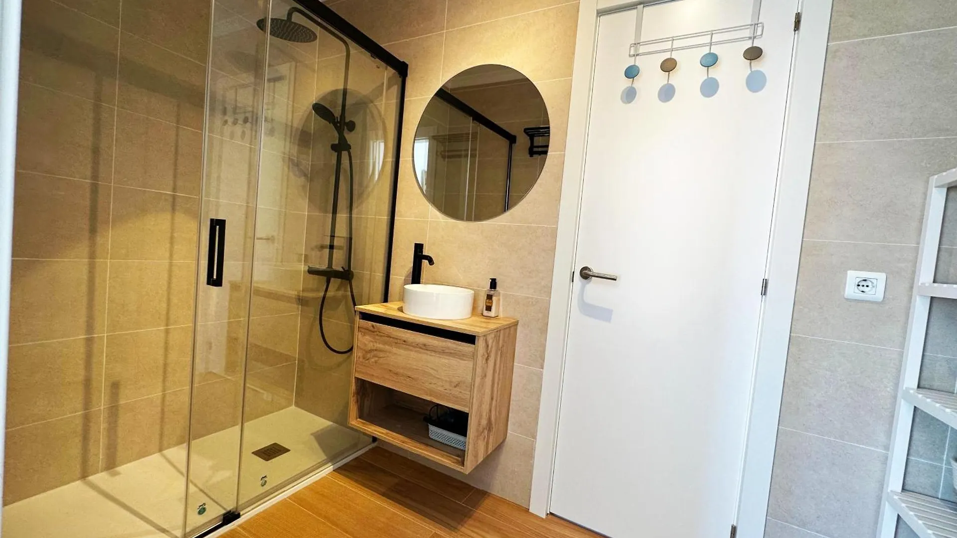 Mira - Casa De 3 Dormitorios, Terrazas, Vistas Al Mar, Parking Privado, Playa A 400 Metros, Centro A 500 Metros Torremolinos